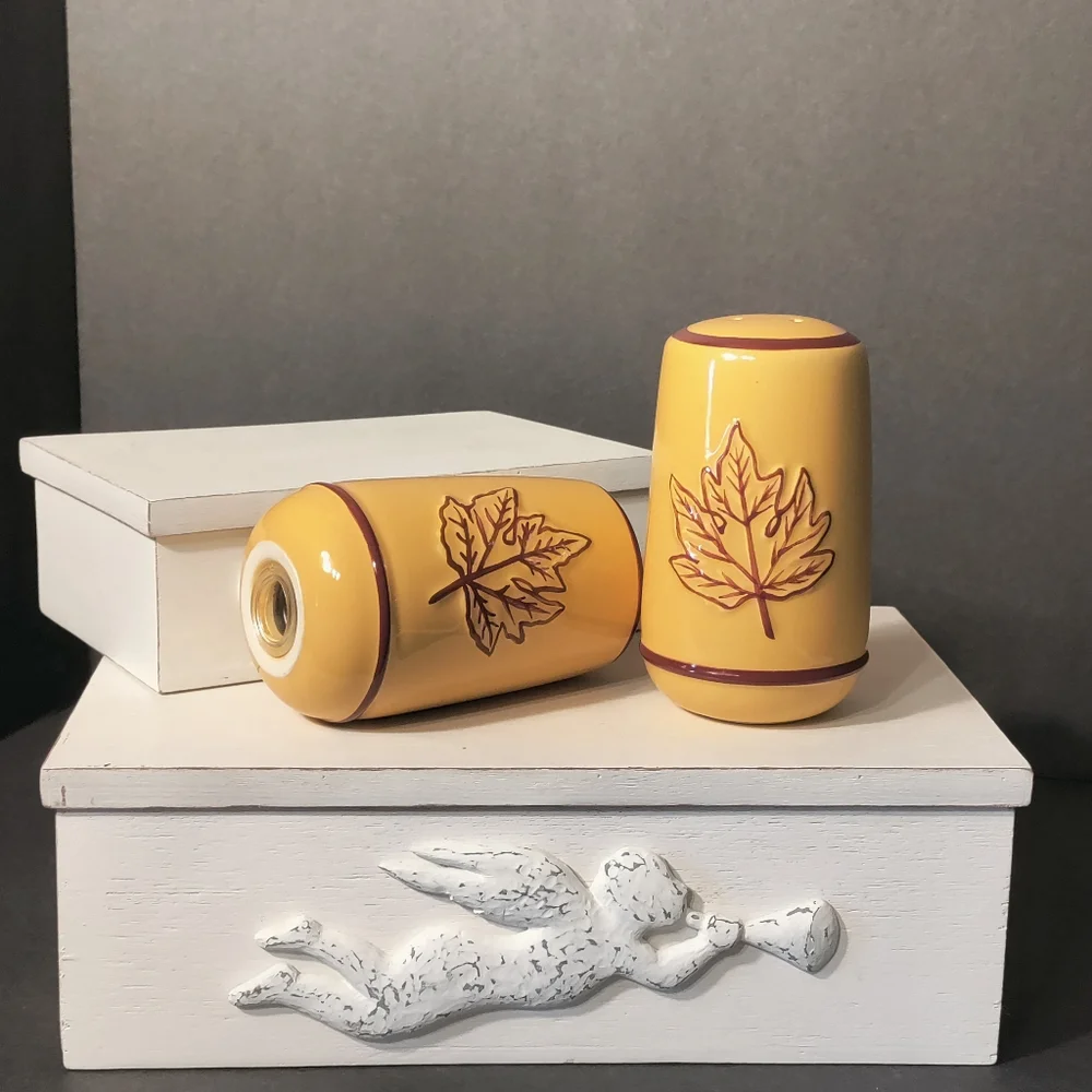 MAPLE LEAF SALT & PEPPER SHAKERS⭐